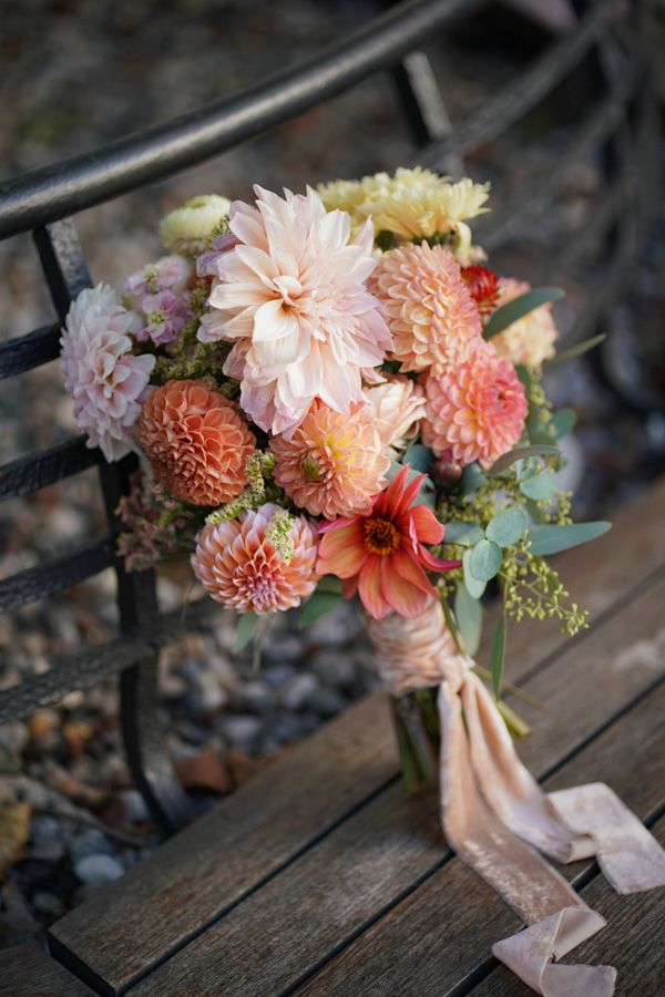 Romantic bridal bouquet with peach and coral dahlias and silk ribbon | Романтичный свадебный букет с георгинами и шелковой лентой | Романтична весільна куля з жоржин і шовковою стрічкою | Romantická svatební kytice s jiřinami a hedvábnou stuhou Praha