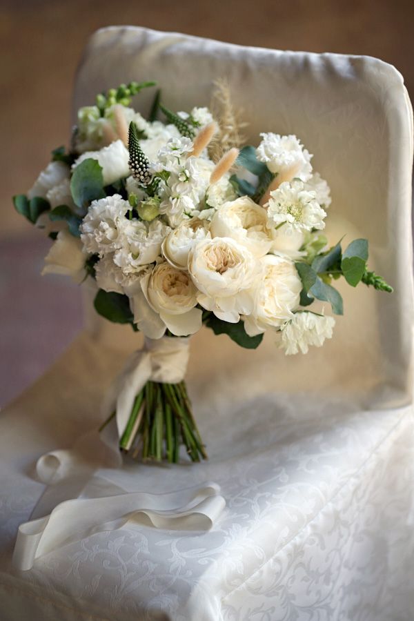 Elegant white wedding bouquet with garden roses and eucalyptus | Свадебный букет с белыми розами и эвкалиптом | Весільний букет з білими трояндами та евкаліптом | Elegantní svatební kytice s bílými růžemi a eukalyptem