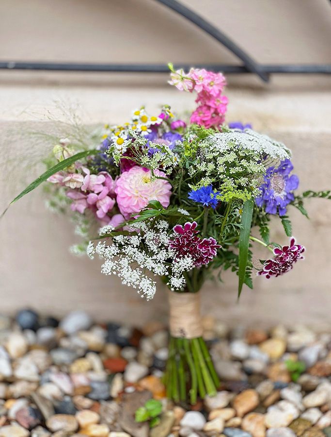 Colorful wildflower wedding bouquet with dahlias, cornflowers, and greenery | Яркий полевой свадебный букет с георгинами и васильками | Яскравий весільний букет у стилі бохо з польових квітів | Barevná svatební kytice ve stylu boho s jiřinami a chrpami