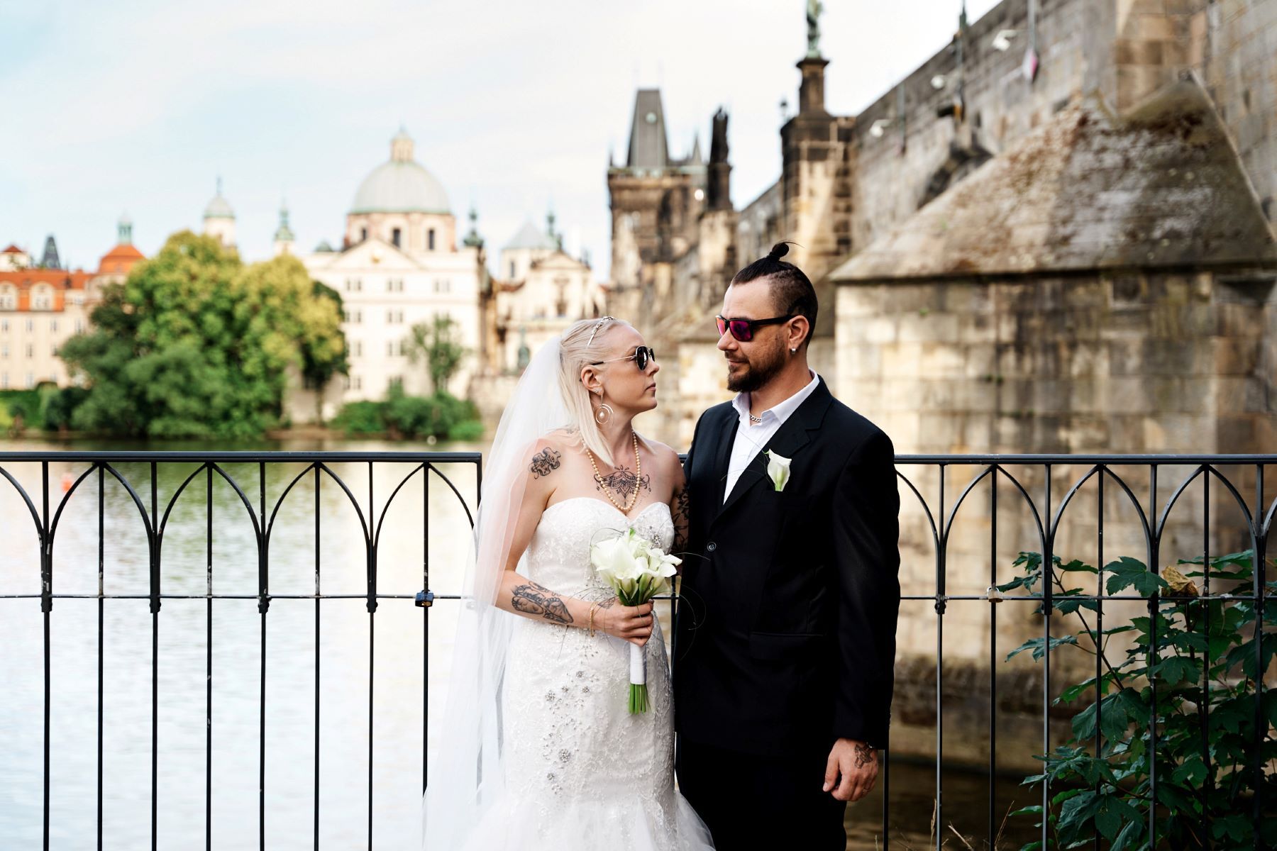 Symbolic wedding ceremony: newlyweds in the heart of Prague.