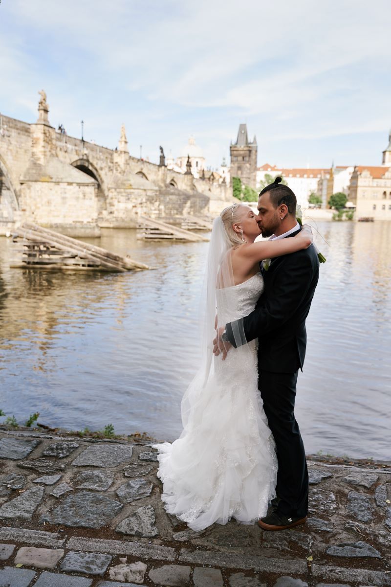 A kiss of lovers on Charles Bridge